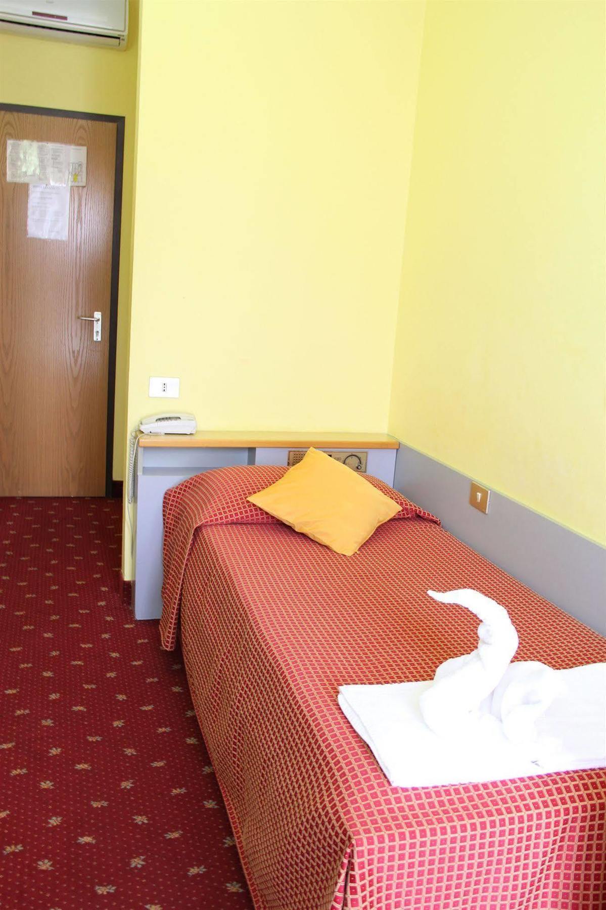 Hotel Lugano Milano Esterno foto